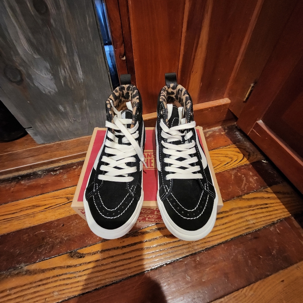 Vans Size 6 Women's Sk8-Hi Mte 1 Worn once